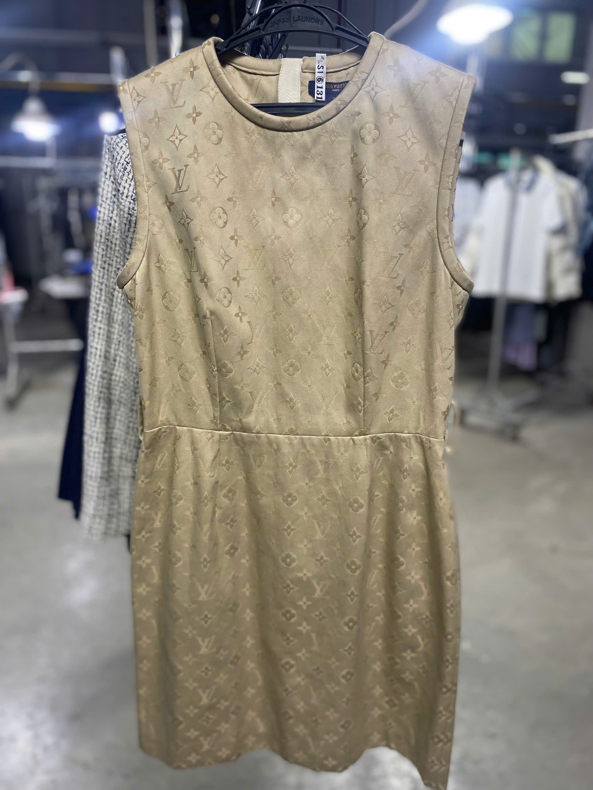 Để bảo quản những chiếc váy hiệu cao cấp (như váy lụa, voan, satin hoặc đầm đính kết cầu kỳ) luôn bền đẹp và giữ được phom dáng, bạn cần tuân thủ các quy tắc nghiêm ngặt sau: Để bảo quản những chiếc váy hiệu cao cấp (như váy lụa, voan, satin hoặc đầm đính kết cầu kỳ) luôn bền đẹp và giữ được phom dáng, bạn cần tuân thủ các quy tắc nghiêm ngặt sau: